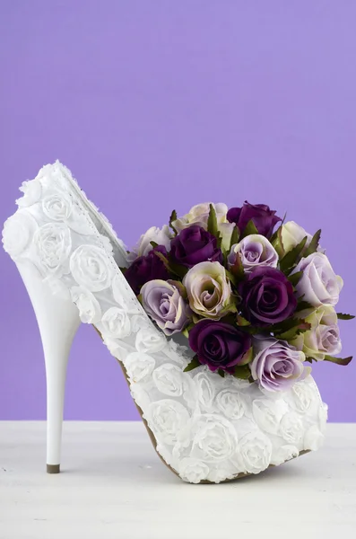 Boda tema blanco floral zapatos nupciales — Foto de Stock