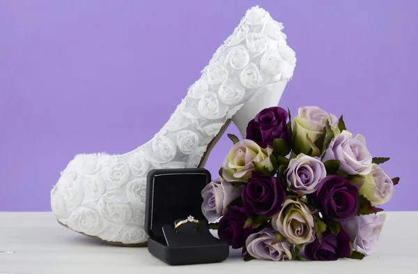 Motyw biały kwiatowy Suknie ślubne buty do ślubu — Zdjęcie stockowe