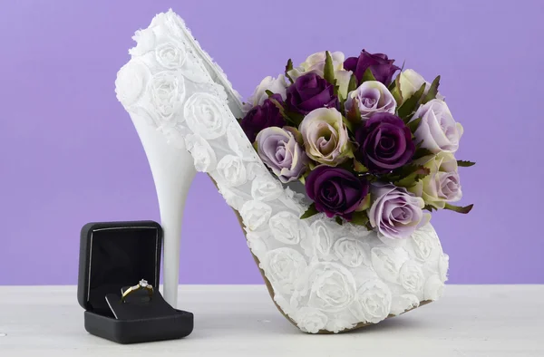 Matrimonio tema bianco scarpe da sposa floreali — Foto Stock