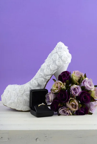 Boda tema blanco floral zapatos nupciales — Foto de Stock