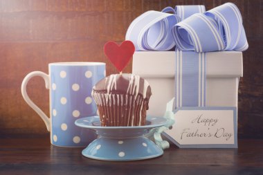 Mutlu babalar kavramı mavi ve beyaz hediye ve cupcake. 
