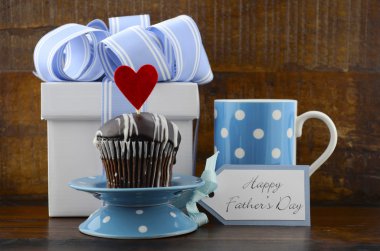 Mutlu babalar kavramı mavi ve beyaz hediye ve cupcake. 