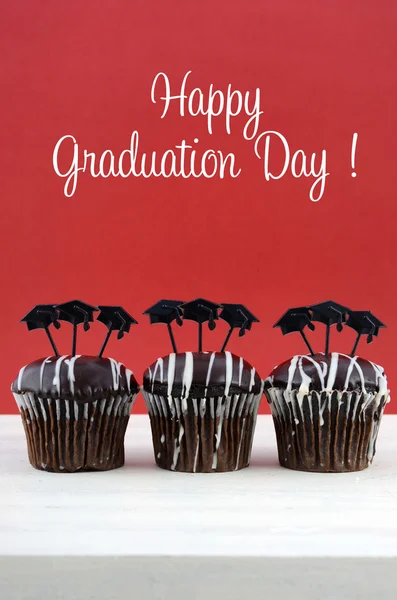 Feliz fiesta del Día de la Graduación cupcakes de chocolate — Foto de Stock