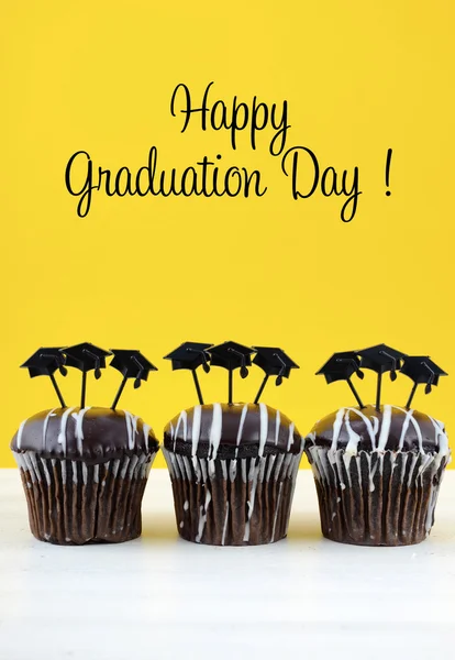 Feliz fiesta del Día de la Graduación cupcakes de chocolate — Foto de Stock