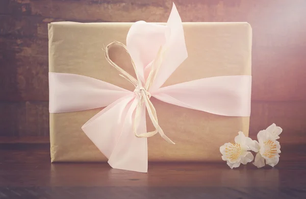 Retro style kraft paper gift. — Stock Photo, Image