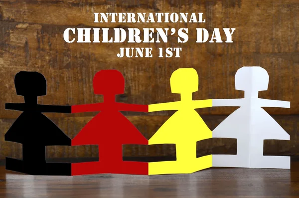 Concepto del Día Internacional del Niño con muñecas de papel — Foto de Stock