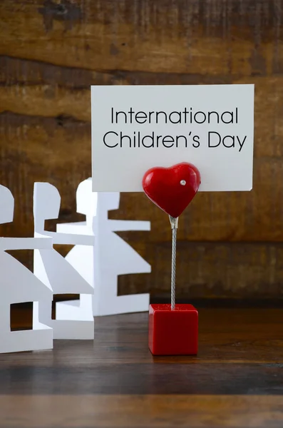 Παγκόσμια ημέρα παιδικά έννοια με κούκλες χαρτί. — Φωτογραφία Αρχείου