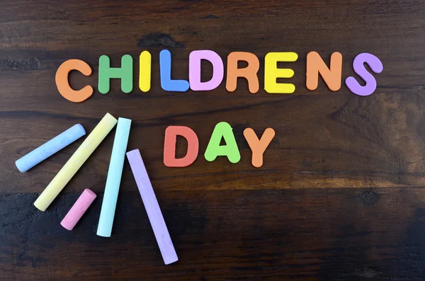 Happy Childrens Day concept con lettere di gioco colorate . — Foto Stock