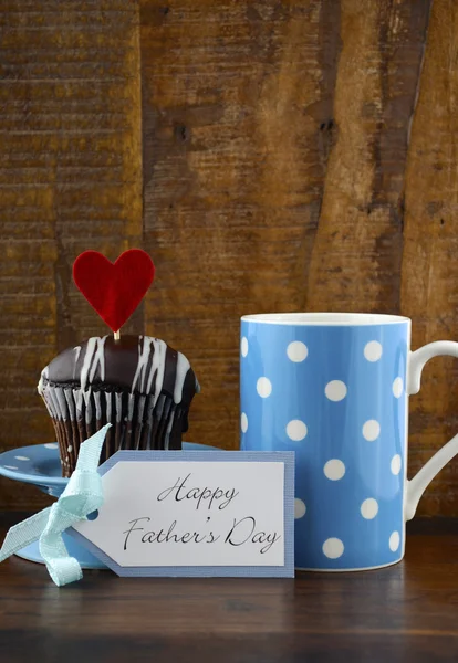Glückliche Väter Geschenk mit blau-weißen Geschenk auf Holz Hintergrund. — Stockfoto