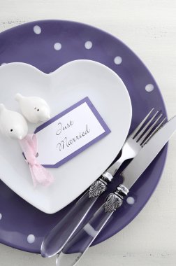 Purple Tema düğün sofra yer. 