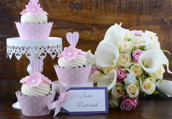 Jour de mariage shabby style chic cupcakes roses — Photo