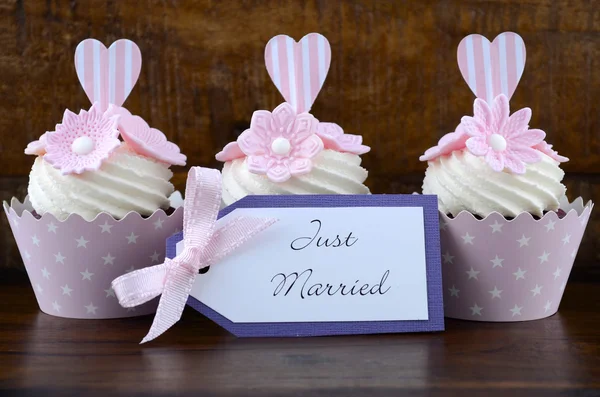 Wedding Day shabby chic style pink cupcakes — Stock Photo, Image