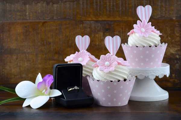 結婚式の日のシャビーシックなスタイル ピンクのカップケーキ — ストック写真