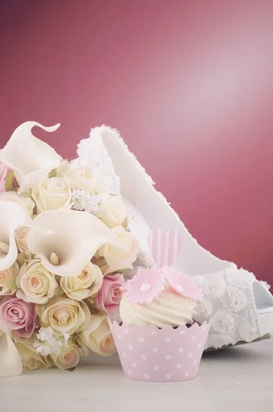 Boda concepto cupcakes y zapato en fondo marsala . — Foto de Stock