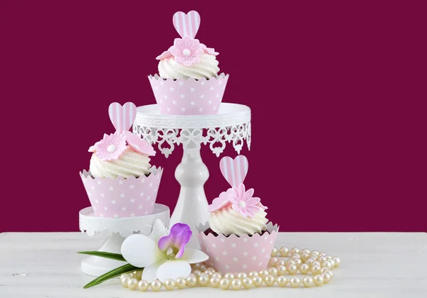 Wedding concept cupcakes on marsala background. — Stock Photo, Image