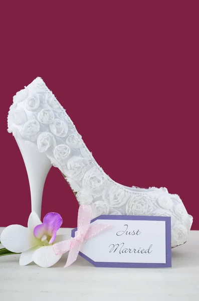 Wedding concept high heel shoe on marsala background. — Stock Photo, Image