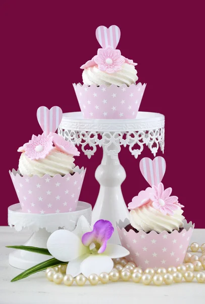 Wedding concept cupcakes on marsala background. — Stock Photo, Image