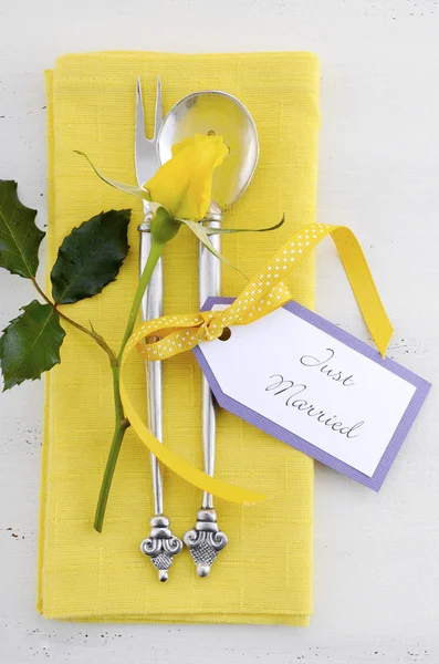 Жовта і біла тема на весільний стіл налаштування місця . — стокове фото