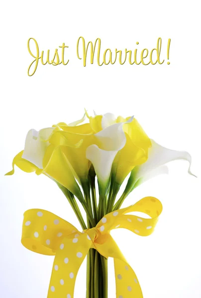 Κίτρινο και λευκό θέμα calla lilly γαμήλια ανθοδέσμη — Φωτογραφία Αρχείου