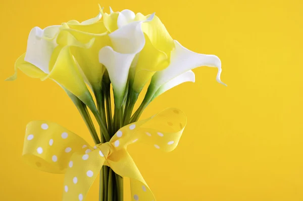 黄色和白色主题马蹄莲莉莉婚礼花束 — 图库照片