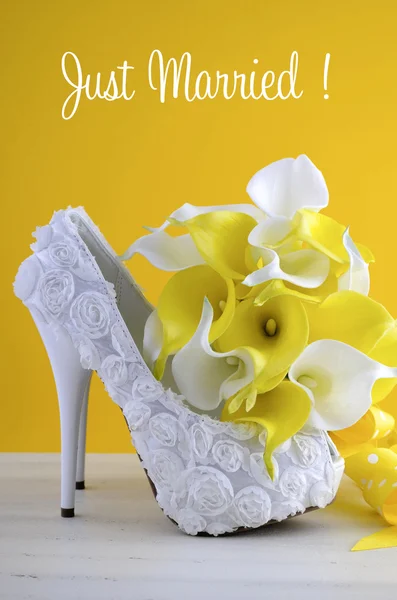 Chaussures et bouquet de mariage à thème jaune — Photo