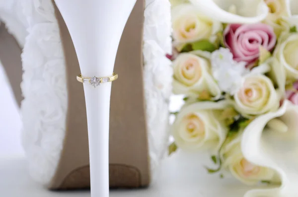 Wedding ring on beautiful white stiletto shoe heel. — Stock Photo, Image