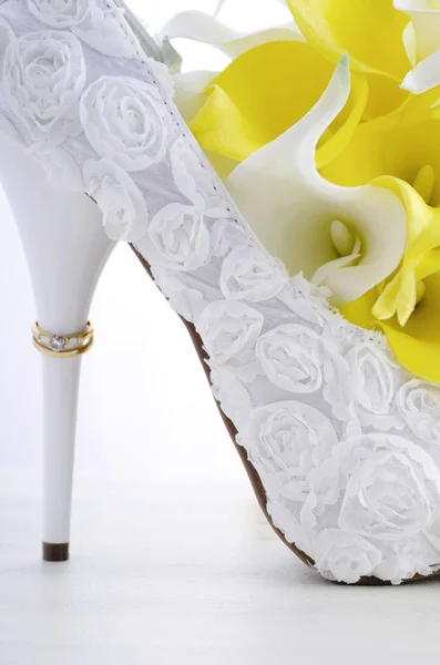 Γαμήλιο δαχτυλίδι στο όμορφο λευκό ψηλό τακούνι παπούτσι. — Φωτογραφία Αρχείου