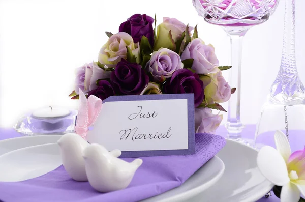 Mesa de casamento tema roxo lugar configuração . — Fotografia de Stock