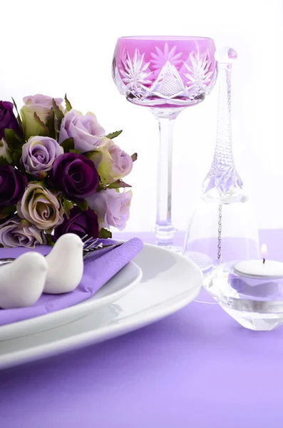Purple theme wedding table place setting. — Stock Photo, Image