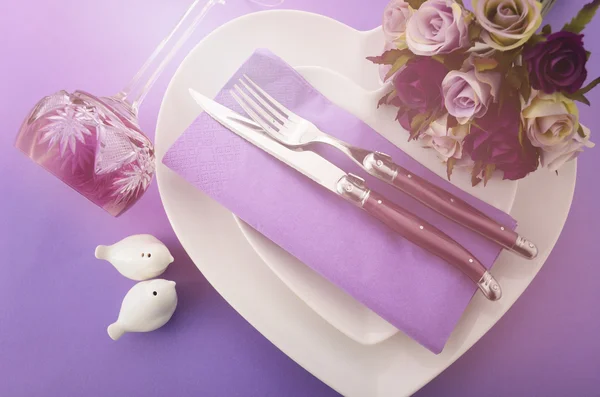 Mesa de casamento tema roxo lugar configuração . — Fotografia de Stock