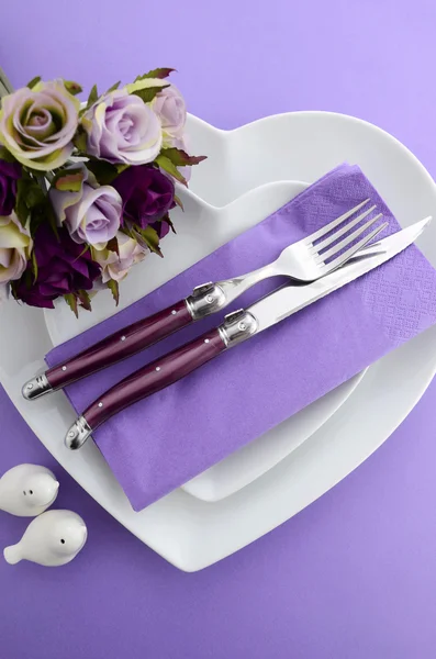 紫のテーマ結婚式のテーブルの場所の設定. — ストック写真