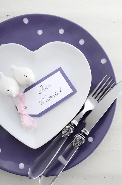 Purple theme wedding table place setting. — Stock Photo, Image