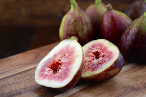 Higos frescos en el ajuste de mesa de madera oscura . — Foto de Stock