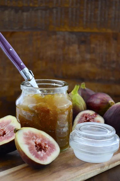 Figues fraîches sur table en bois foncé . — Photo