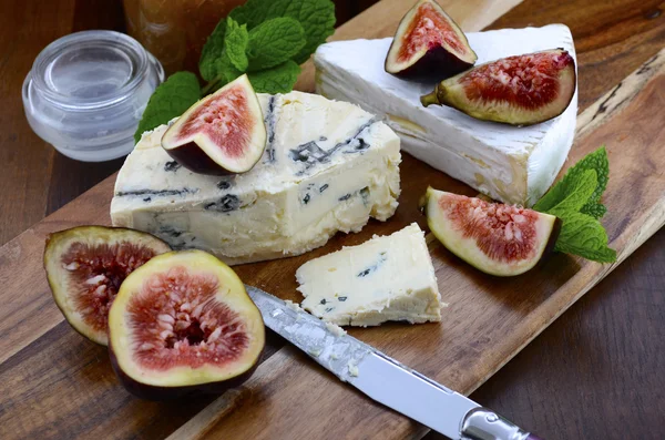 Figues fraîches sur table en bois foncé . — Photo