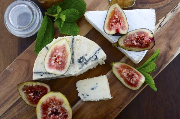 Frische Feigen auf dunklem Holztisch. — Stockfoto