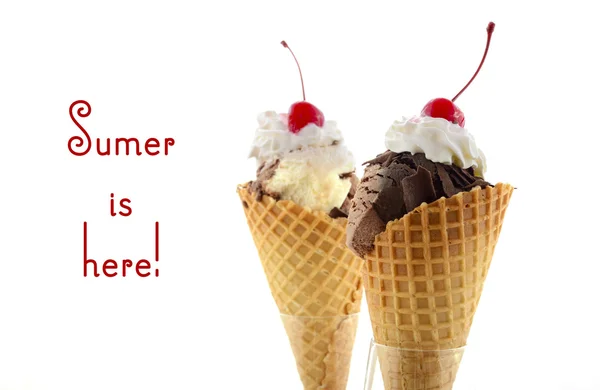 夏コンセプト チョコレートとバニラのアイスクリームのウェーハ コーン. — ストック写真