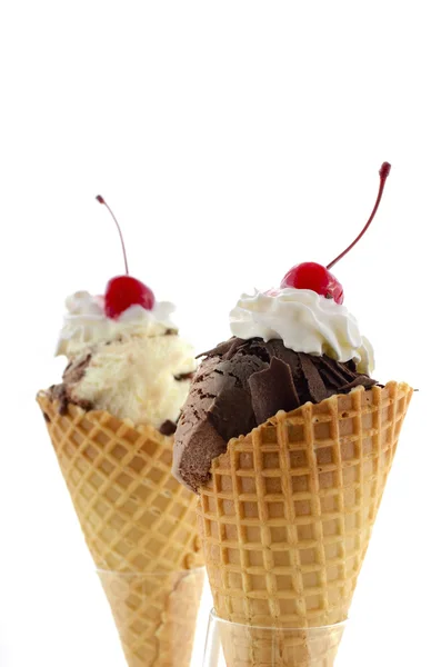 Conceito de verão de chocolate e sorvete de baunilha wafer cones . — Fotografia de Stock