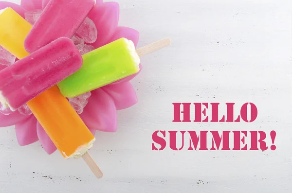 O verão é aqui conceito com sorvetes de cor brilhante — Fotografia de Stock