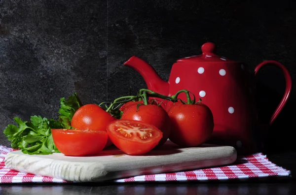 Cucina nature morte con pomodori e teiera — Foto Stock