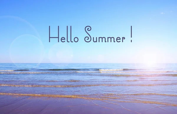 Hallo Sommer Text über schönen breiten Strand. — Stockfoto