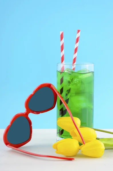 De zomer Is hier concept met rood hart vorm zonnebril — Stockfoto