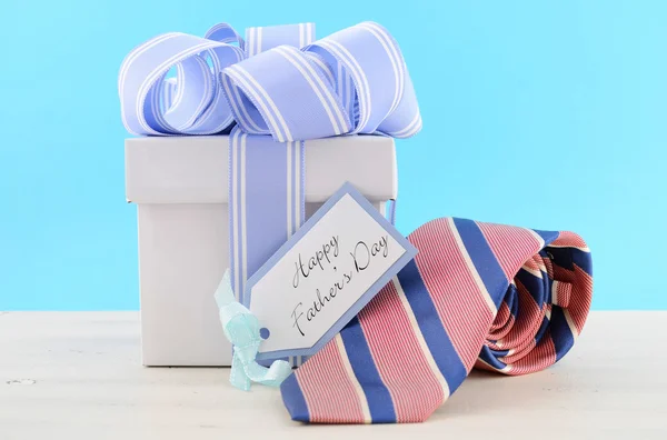 Presente feliz dia dos pais com fita azul e branca — Fotografia de Stock