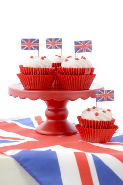 Union Jack bayrakları ile İngiliz Cupcakes
