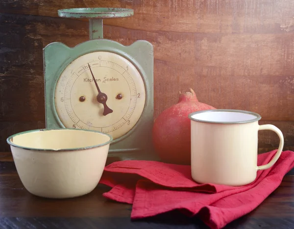 Vintage kitchen scales and tin cups and pans — Stock Photo, Image