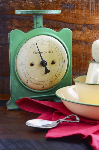 Balanças de cozinha vintage e copos e panelas de estanho — Fotografia de Stock