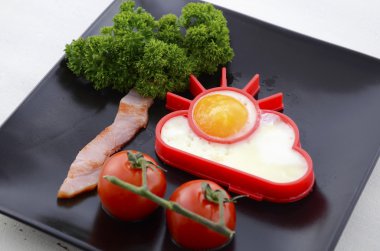 Güneşli yumurta ve domuz pastırması ağaç aydınlık mutlu Kahvaltı