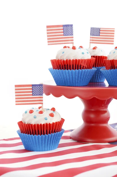 Glücklicher vierter Juli-Cupcakes auf rotem Stand — Stockfoto