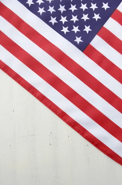 Glücklicher vierter juli usa flagge auf weißem holztisch — Stockfoto