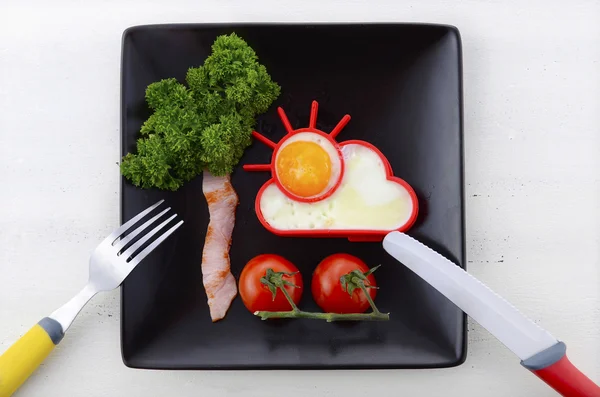 Helles, fröhliches Frühstück mit sonnigem Ei und Speckbaum — Stockfoto